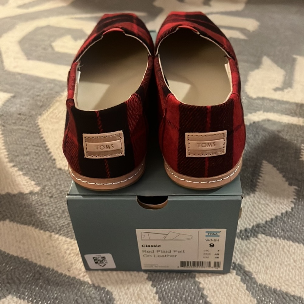 TOMS classic slip ons - Picture 6 of 9
